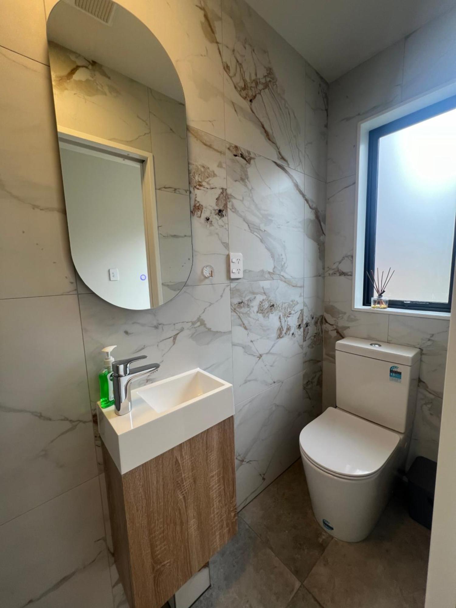 Waverly Place - Unique One Room Apartment Orewa Eksteriør billede