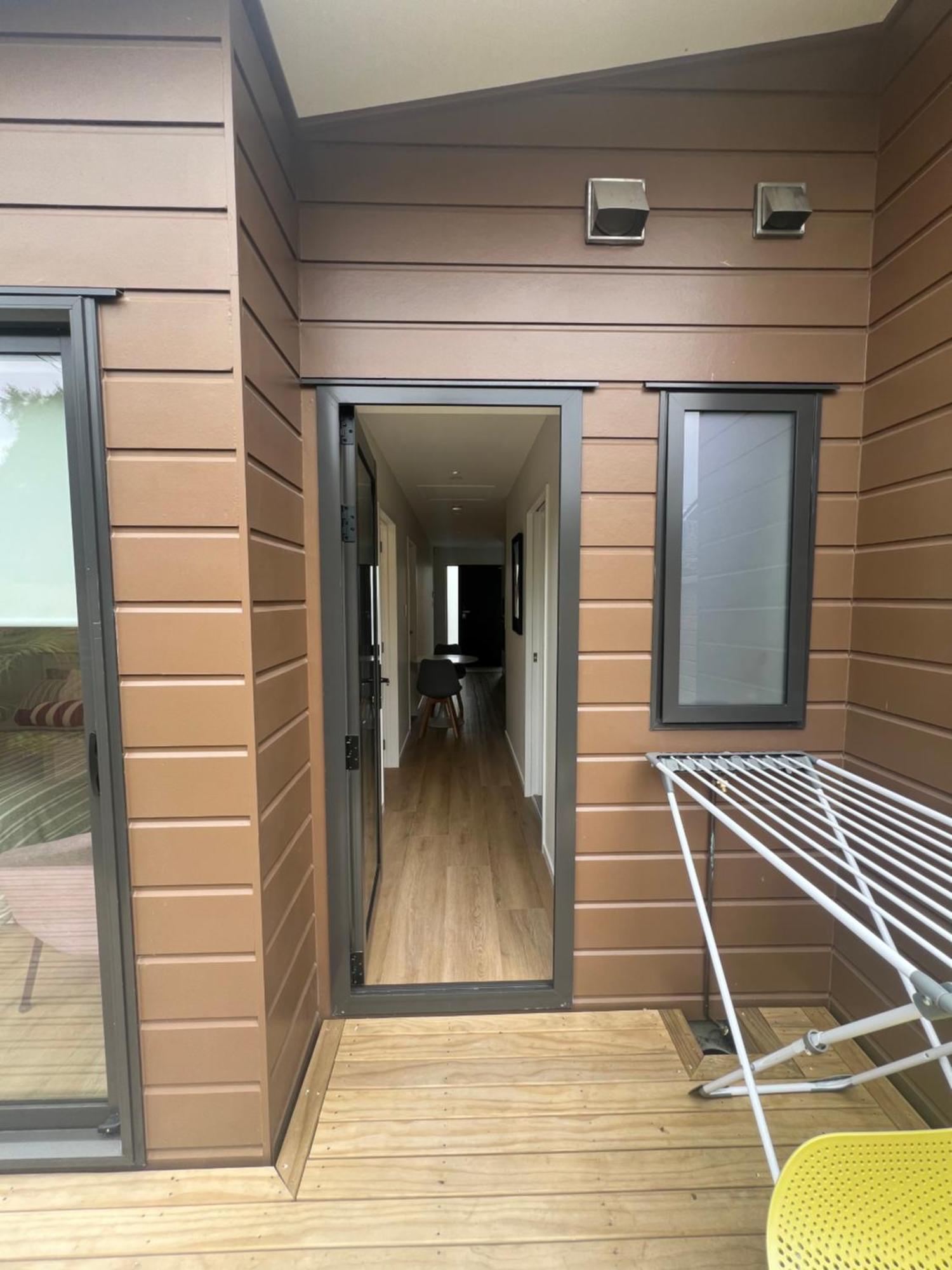 Waverly Place - Unique One Room Apartment Orewa Eksteriør billede